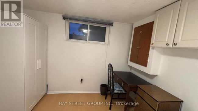 Building Photo - 865 Consort Crescent