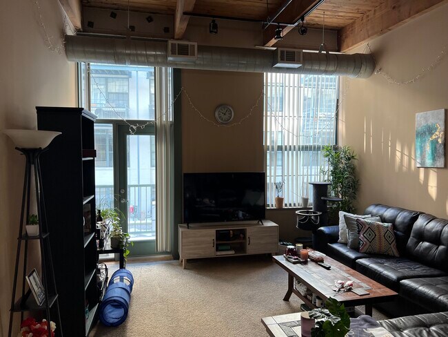 Área de estar - 940 Monroe Ave NW