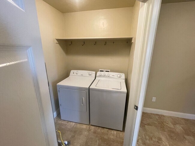 Building Photo - Stary Lane Duplex