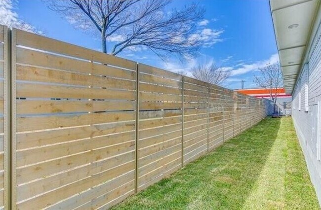 Foto del edificio - Spacious 1-Bed Apartment in Dallas!