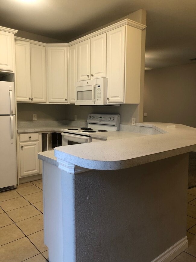 Building Photo - DERBY VILLAGE TOWNHOUSE