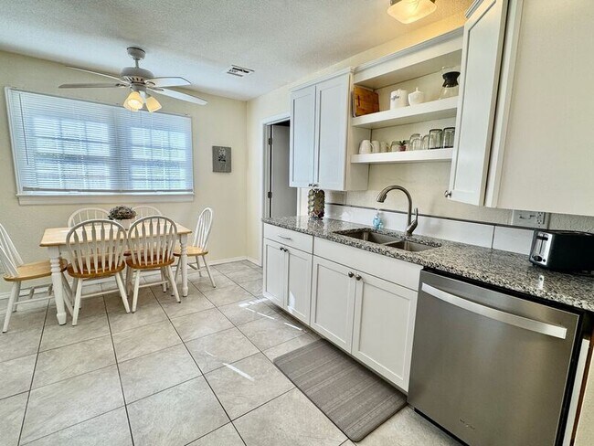 Building Photo - 228 E Elgin St