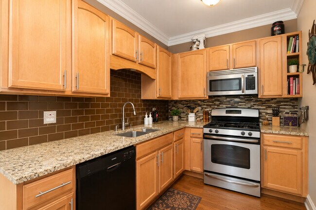 Building Photo - 751 W Brompton Ave