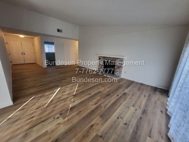 Building Photo - Spacious 3 bedroom, 2 bath~3316 Hoen Avenu...