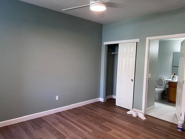 Foto del edificio - Beautifully updated condo in gated community. Sparkling pool. Stainless steel appliances and lami...