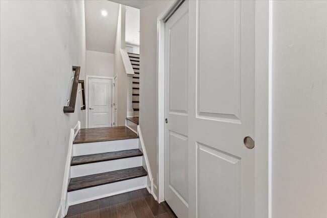 Building Photo - SteelePoint 3 Bedroom 2.5 Bathroom Condo