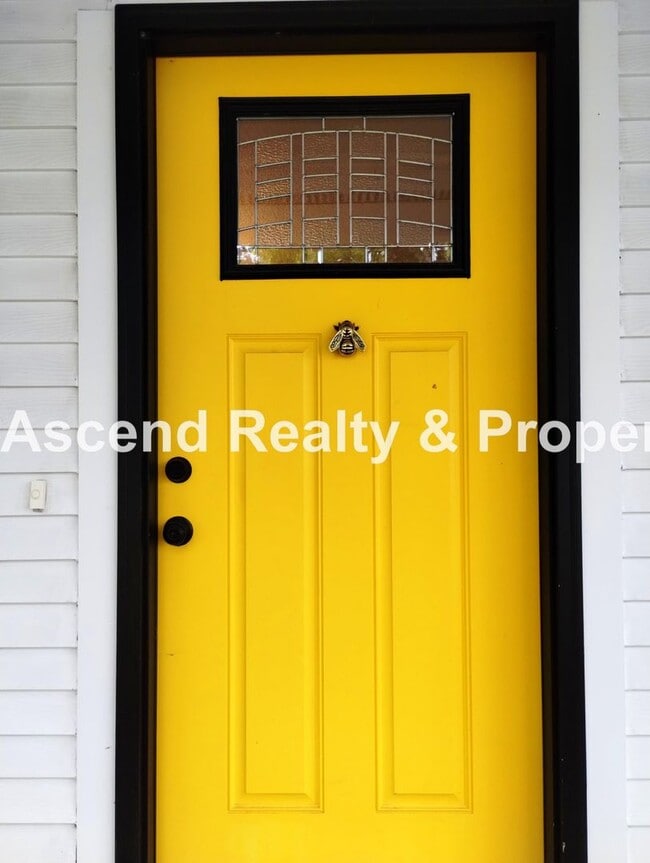 Building Photo - Ideal Hillsboro Location 2 Level Home with...