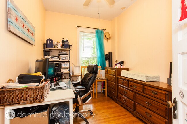 Building Photo - 1533 W Leland Ave