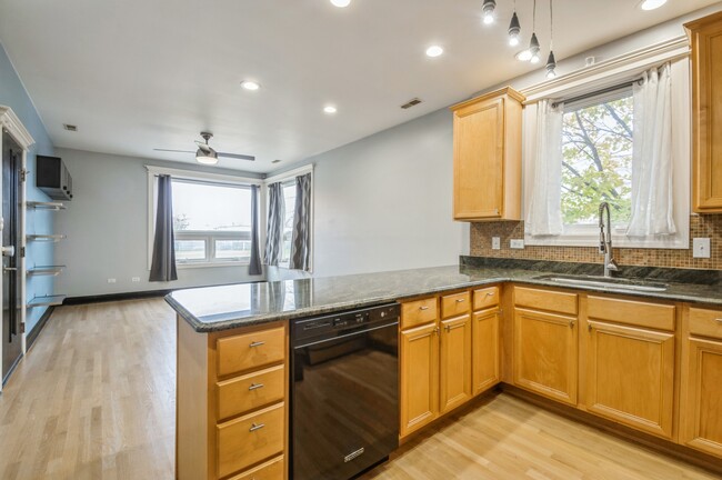 Foto del edificio - 2135 W Adams St