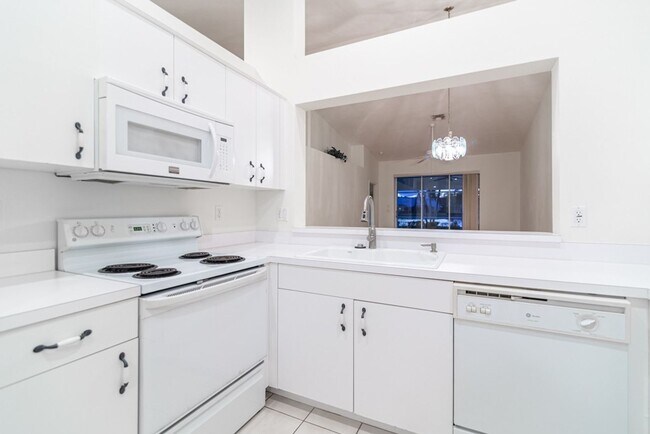 Foto del edificio - ***2 BED + DEN/2 BATH - POOL HOME***CLOSE ...