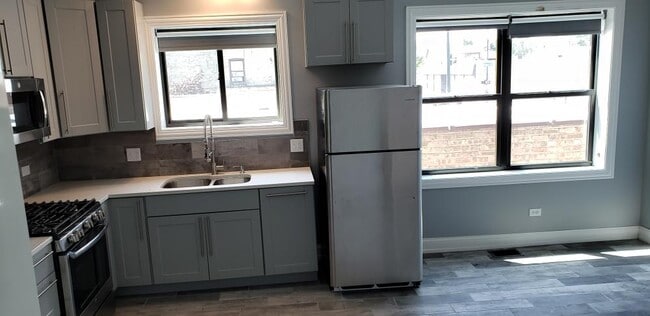Building Photo - 3 bedroom in Chicago IL 60641
