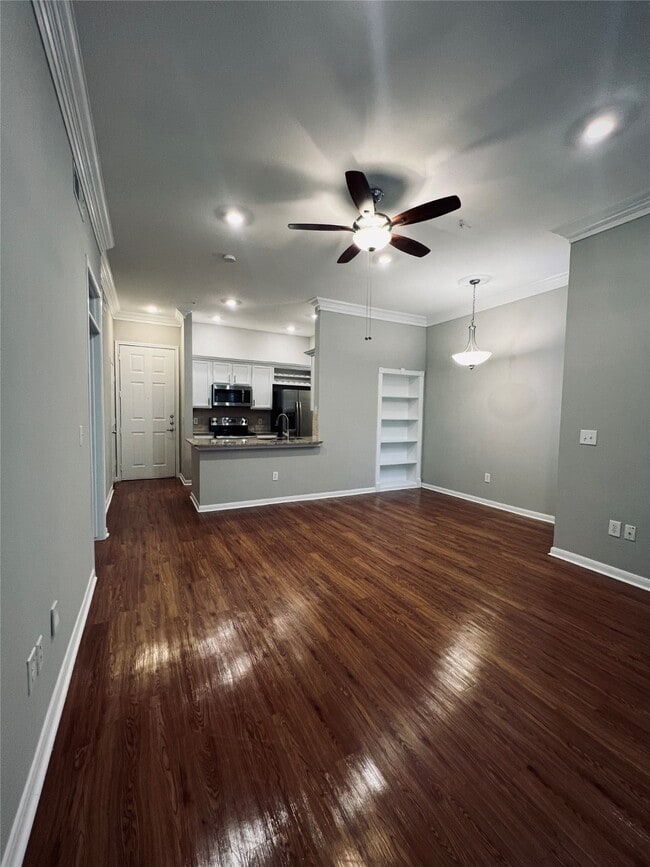 Building Photo - 5353 Memorial Dr