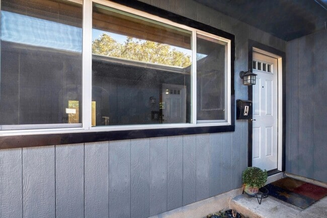 Building Photo - 1105 Inland Greens