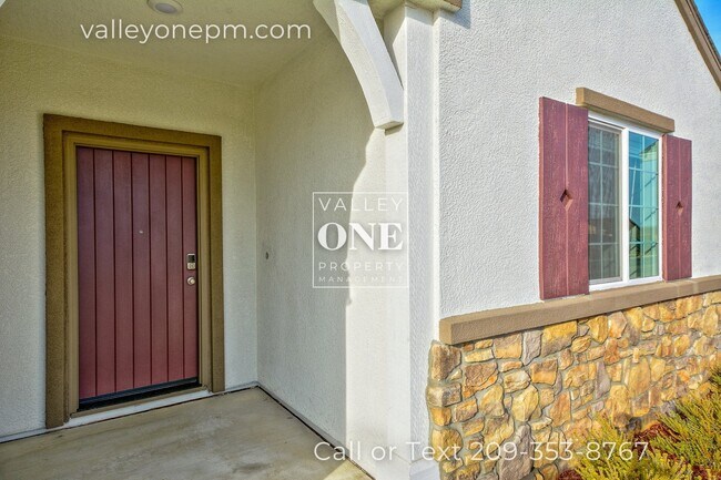 Foto del edificio - BRAND-NEW 4 BED/3 BATH HOME WITH SOLAR! Do...