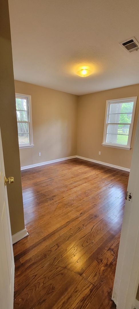 Building Photo - Gorgeous 4 bedroom/1 bath with beautiful k...