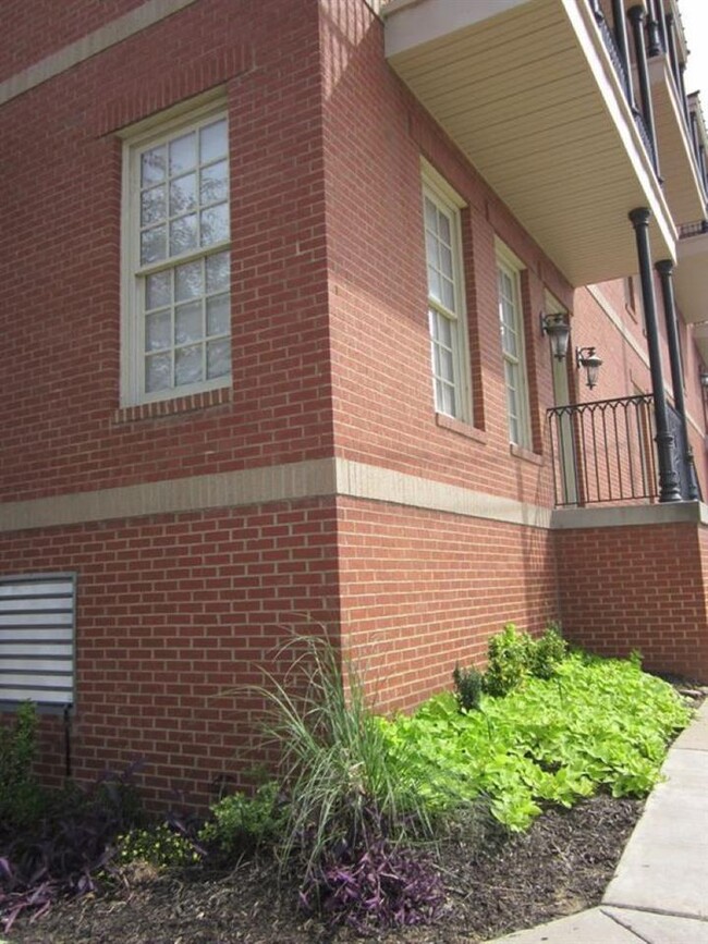 Building Photo - 65 W Pontotoc Ave