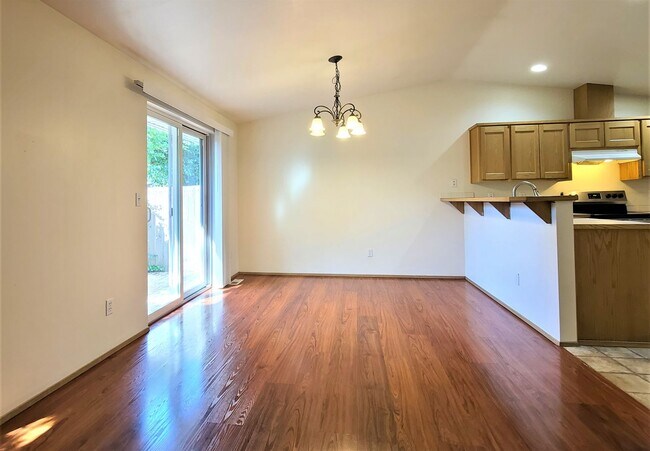 Foto del edificio - Spacious, 3 bedroom 2 bath Duplex in Marys...