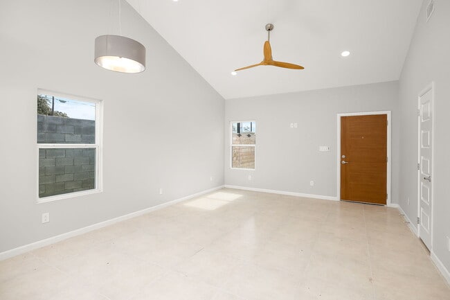 Building Photo - 708 Oriole Rd