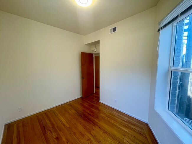 Building Photo - CHINATOWN - 2 Bedroom/ 1 Bathroom Apartmen...