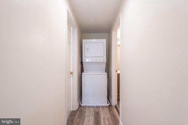 Foto del edificio - 6068 Shady Side Rd
