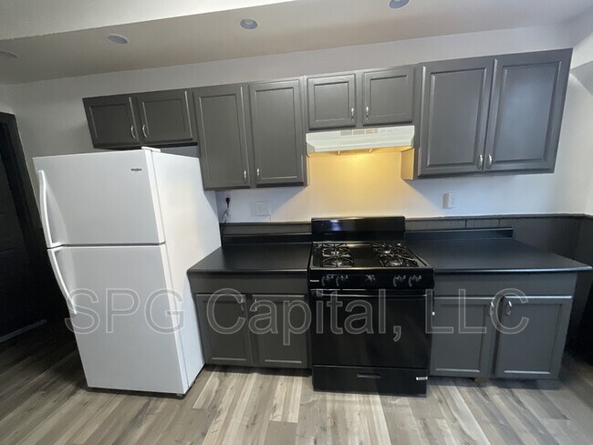 Foto del edificio - 649 W College Ave