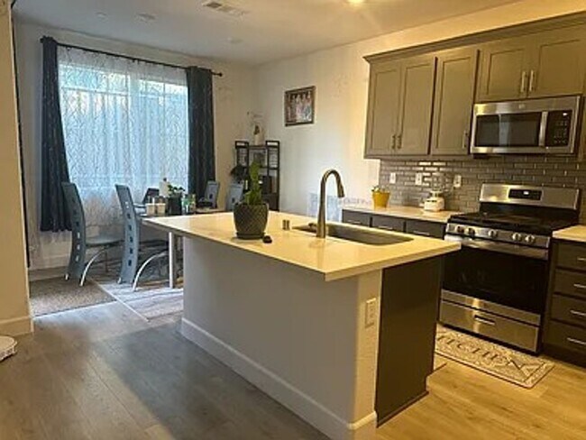 Foto del edificio - Beautiful Newer Pittsburg Home – 4 Bd, 3 Ba, close to BART Freeway and Shopping!