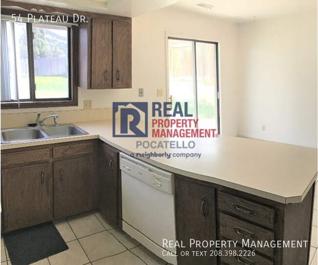 Building Photo - 3 bedroom 1.5 bath Duplex - Pets negotiable