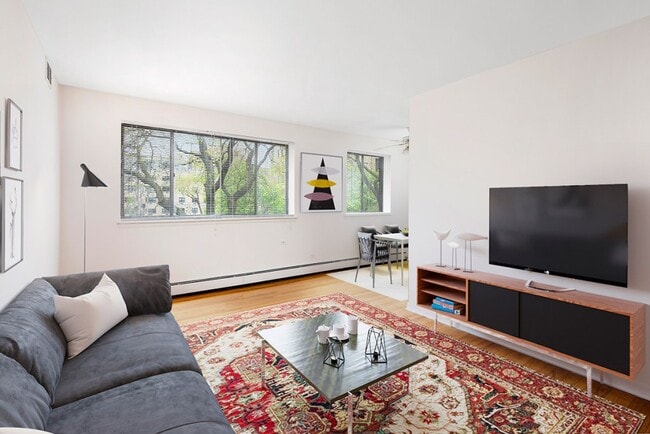 1-BR/1BA Living Area - 455 W. Wellington