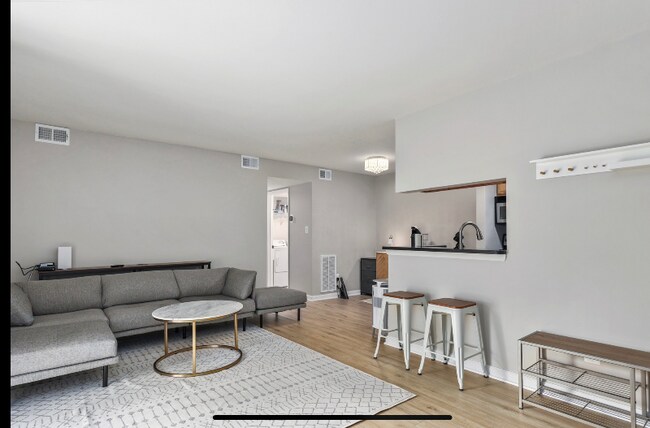 Foto del edificio - 1732 Ascot Way