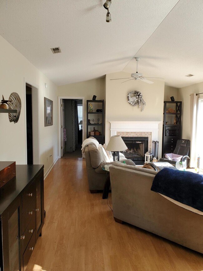 Building Photo - 7428 Ern Way