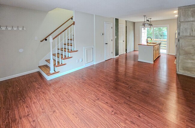 Foto del edificio - West Knoxville 37923 - 2 bedroom, 1.5 bath condo with hardwood floors - Contact Ryan Fogarty (865...