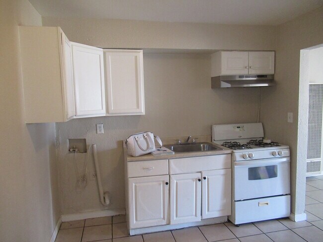 Building Photo - 1307 Oregon St