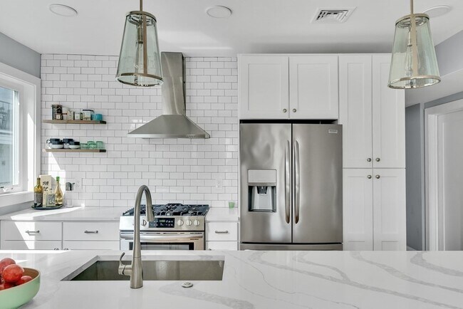 Building Photo - 19 Plymouth St