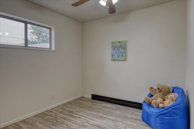 Building Photo - 1106 E Stiner Ave