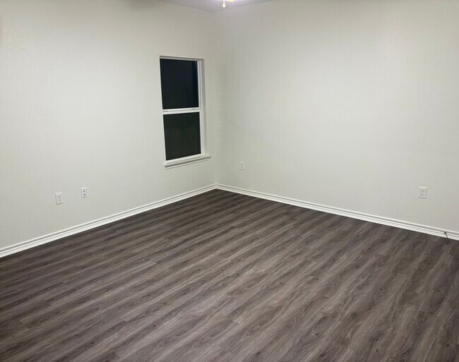 Foto del edificio - 914 Country Club Dr