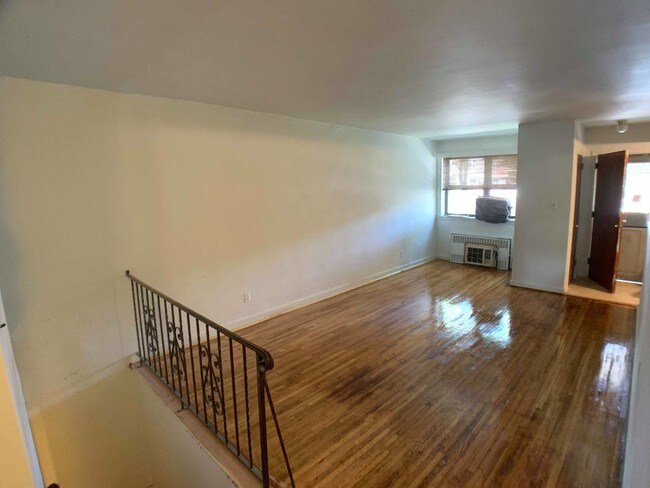 Foto del edificio - 637 E 83rd St