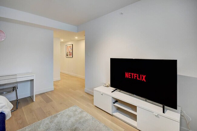 Building Photo - 2320 Rue Sainte-Catherine E