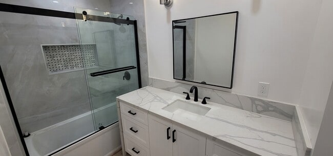 Foto del edificio - 1300 Midvale Ave
