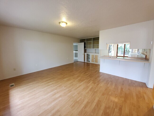 Foto del edificio - 3 Bed 2 Bath Home w/ storage shed