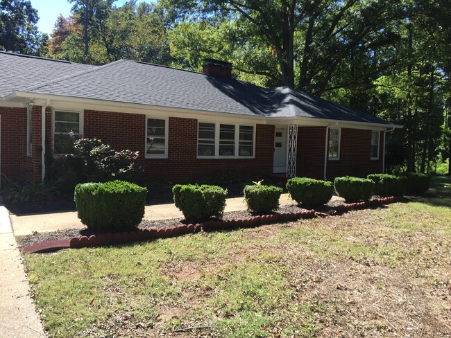 Building Photo - Hamilton Lakes Park Area 3 BR in Grimsley ...