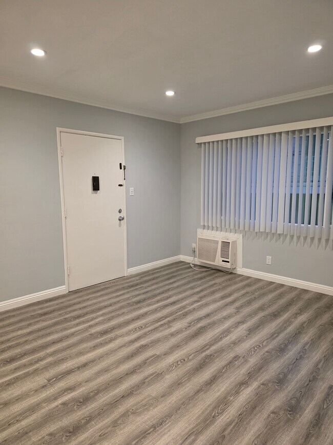 Foto del edificio - 218 E Chevy Chase Dr