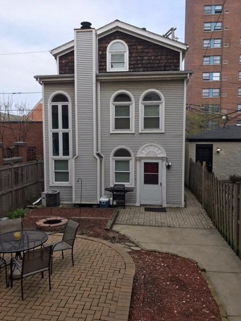 Building Photo - 2723 N Kenmore Ave