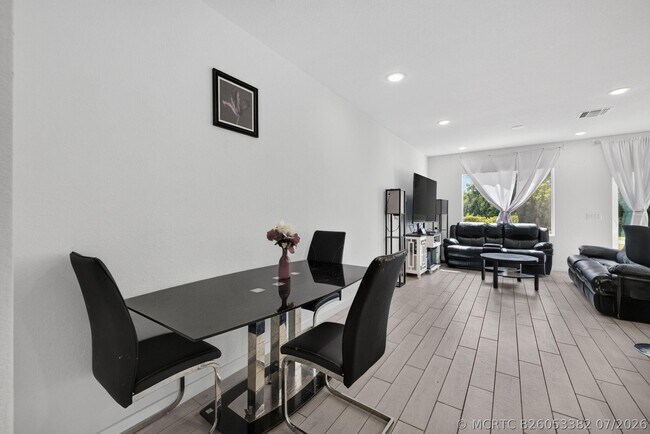 Foto del edificio - 608 Waters Edge Ln