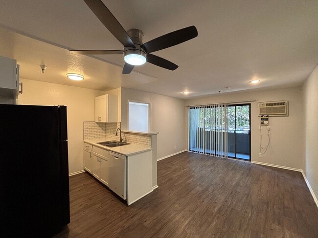 Interior Photo - 700 S. Berendo Ave