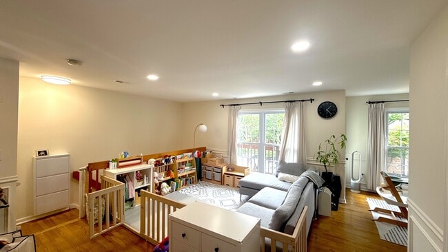 Building Photo - 1476 Westgate Dr