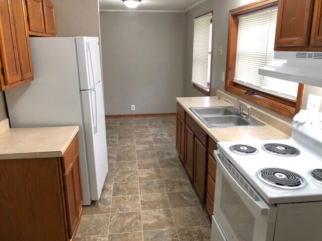Building Photo - 2 Bed Ranch-Style House