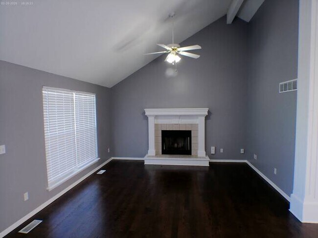 Foto del edificio - Amazing 4 bedrooms and 2.5 baths raised ranch located in High Ridge Manor on N Winchester Ave in ...