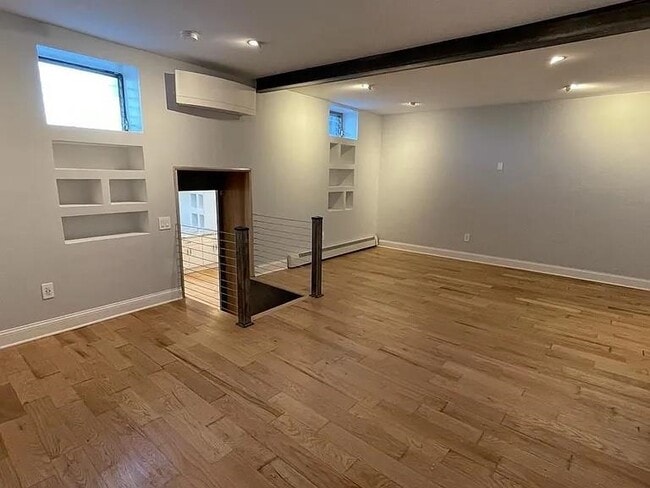 Foto del edificio - 9009 Riverside Pl