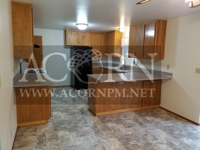 Building Photo - Great Bethel 3 bed/2 bath home Fenced yard...