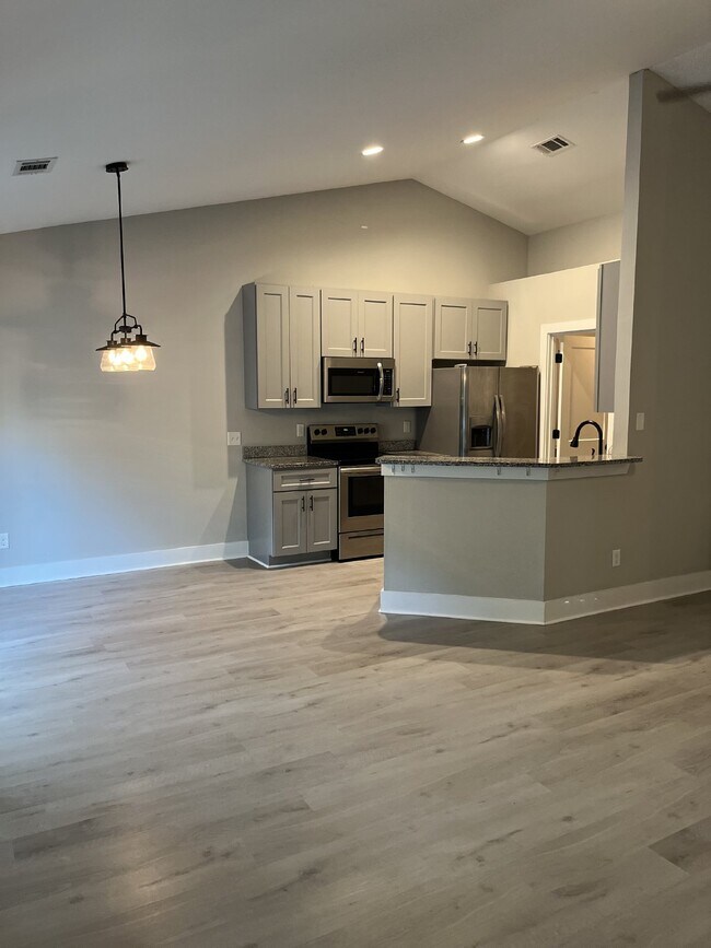 Foto del edificio - Stunning 3 bed, 2 bath in Grove Point!!! ** Limited Time Offer — $500.00 off 1st Months Rent**